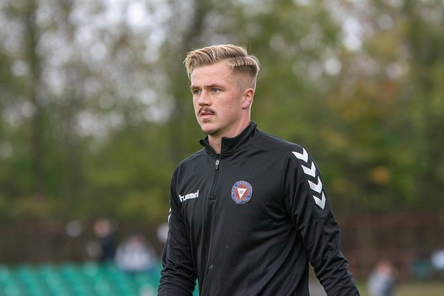 刘璇陪5岁女儿练体操，手持长棍严厉还疲惫，住300平豪宅又大又乱