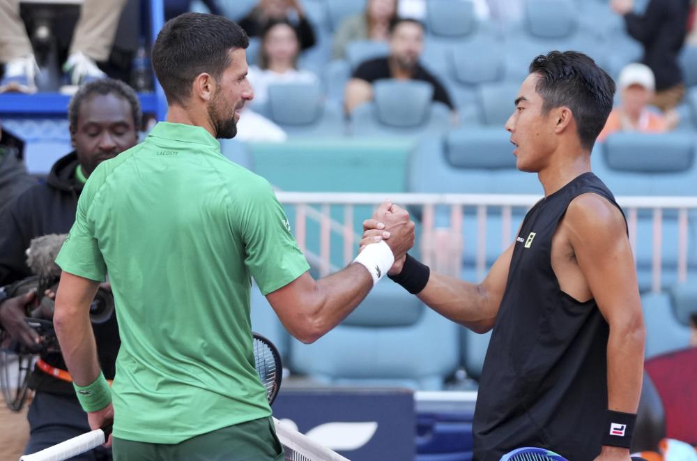 篮球湖人锁定比赛胜局，球迷狂喜